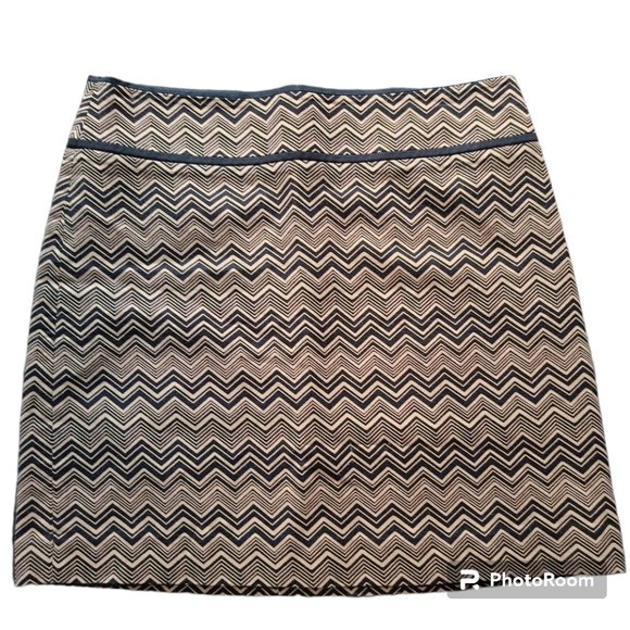 🤑$5 SALE🤑US4🌺Mini Skirt Pencil Lined Black Brown Chevron  Business Casual - Picture 1 of 8